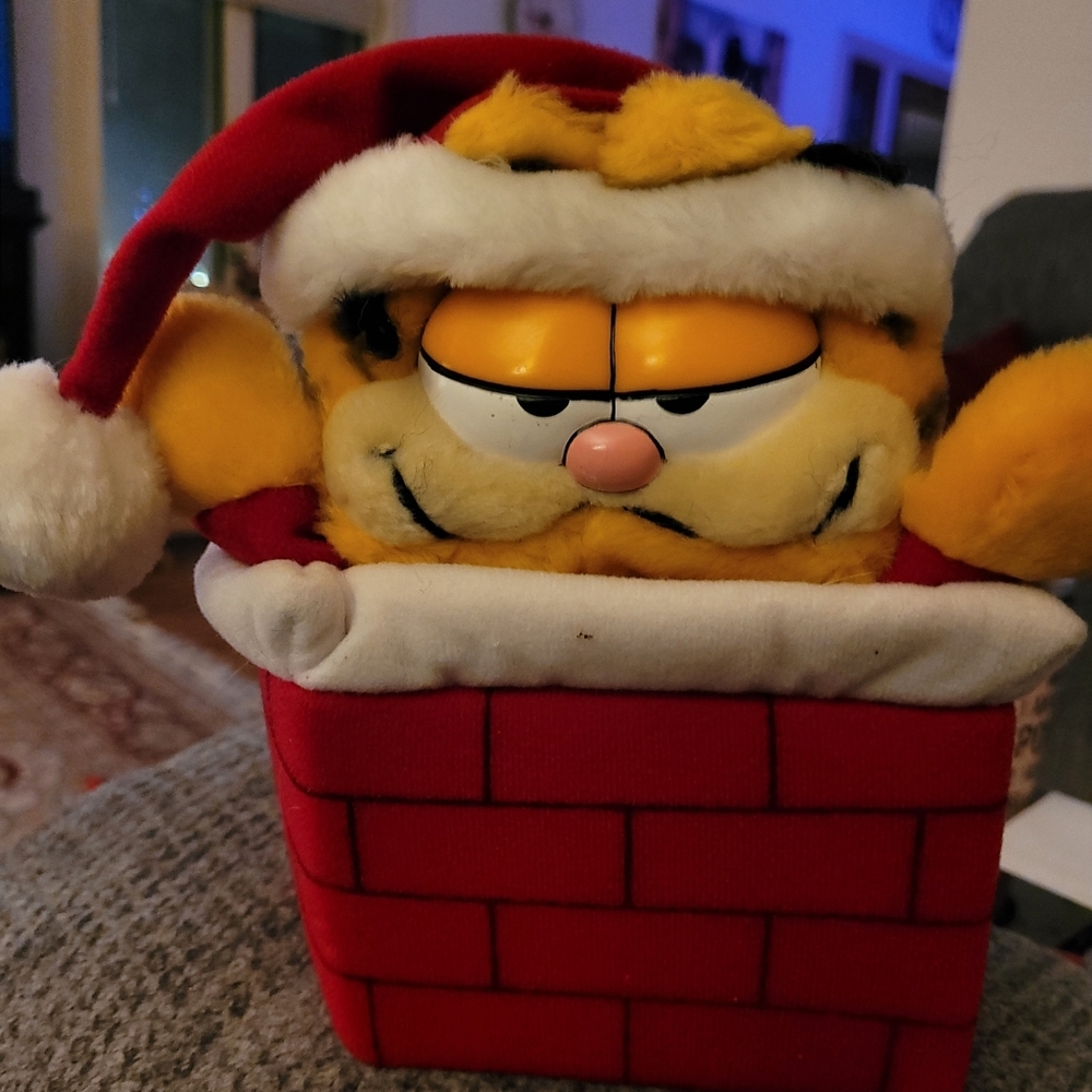 Garfield with Santa Hat sitting in chimney puppet